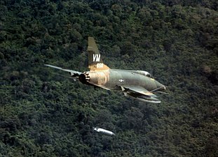 En F-100D släpper napalm nära Bien Hoa.