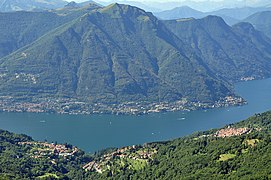 Da sinistra: Molina, Lemna e Palanzo viste dal monte Bollettone; Sullo sfondo, la sponda occidentale del lago di Como