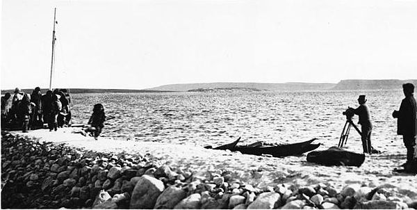 R.J. Flaherty taking a movie, Port Harrison, QC, 1920-21