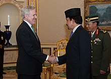 US-Marineminister Ray Mabus trifft sich 2012 mit Sultan Hassanal Bolkiah in Begleitung von Aminuddin Ihsan.