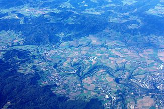 View from the plane to the west southwest of the Kocher Bay south of Schwäbisch Hall with the lower beaver (in the center of the picture from the right edge over a good three quarters of the width to the left, where Westheim lies on the spur of the mouth) and the receiving Kocher (from Westheim in the meander course to the lower right picture corner).