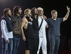 Foo Fighters после выступления, 2017 год. Слева-направо: Крис Шифлетт, Реми Джеффи, Тейлор Хокинс, Дэйв Грол, Пэт Смир и Нэйт Мендел