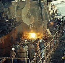 Pouring ingots at a steel mill Fotothek df n-34 0000253 Metallurge fur Huttentechnik.jpg