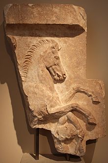 Frammento di stele funebre con battaglia equestre, da atene-chalandri, 400 ac ca.JPG