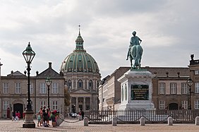 English: Frederik V statue in Amalienborg Palace in Copenhagen, Frederik's Church (Marmorkirken) in the background. Deutsch: Reiterstatue Friedrich V. im Schloss Amalienborg, Kopenhagen , Dänemark, im Hintergrund die Frederikskirche.