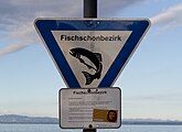 English: West marina of Friedrichshafen. Sign "Fischschonbezirk" (fish preserve area). Deutsch: Westlicher Yachthafen in Friedrichshafen. Schild Fischschonbezirk.