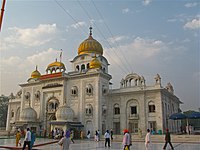 Gurudwara Bangla Sahib es uno de los gurdwara sikh más destacados de Delhi, India, y es conocido por su asociación con el octavo gurú sikh, Guru Har Krishan, así como por la piscina dentro de su complejo, conocida como "Sarovar".