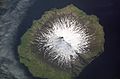 Vulcano Gareloi (Isole Aleutine). Un'isola vulcanica con cratere centrale.