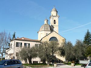 Garlénda, vista da géxa da Nativitài de Maìa