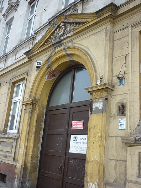 File:Gdanska 131 gate.jpg