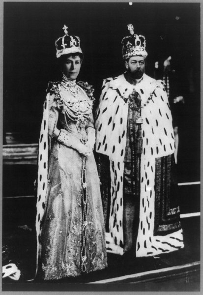 File:George V and Queen Mary in coronation robes LCCN2002717657.tif