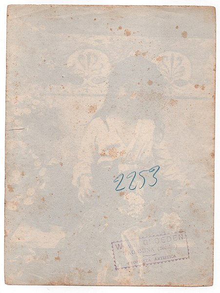 File:Gloeden, Wilhelm von (1856-1931) - n. 2253 verso - da - Sicilia mitica Arcadia - p. 26 - Cm 17x23, timbrata - Aste La Rosa.jpg