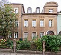 Wohnhaus in geschlossener Bebauung mit Vorgarten