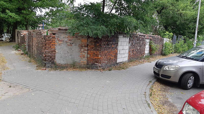 File:Grochow Kibbutz - Warshaw, Poland - Wall of red house - External view - Photo B - 5-Jul-2019.jpg