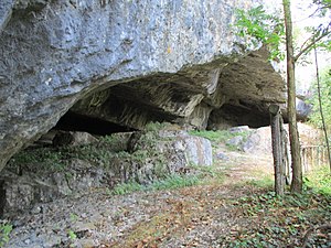 Accès à l'abri-sous-roche