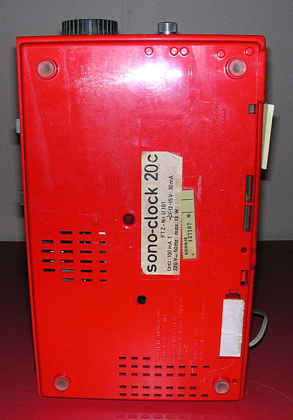 File:Grundig Sonoclock 20c rot u.jpg