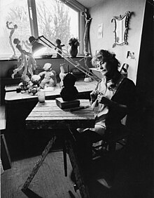 Художничката в работилницата си през 1970г.