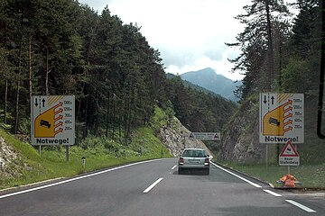 Beginn der Gefällestrecke der Zirlerbergstraße mit Hinweis- und Warntafeln zu Notwegen (2012)