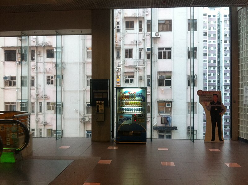 File:HK 堅尼地城 Kennedy Town 士美非路市政大廈 Smithfield Municipal Services Building lift lobby 外望景觀 view 聯德新樓 Luen Tak Apartments Sept-2011.jpg