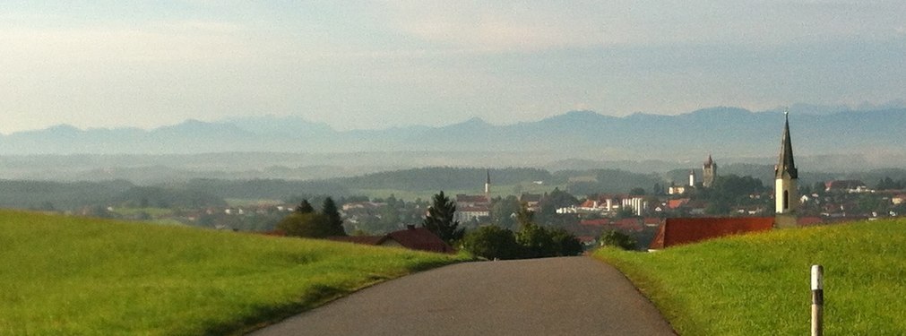 Blick Richtung Süden auf Haag (im Vordergrund Berg, zu Kirchdorf gehörend); im Hintergrund die Alpen