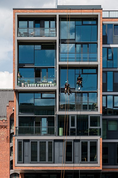 File:Hamburg, HafenCity, Bebauung am Sandtorkai -- 2016 -- 3027.jpg