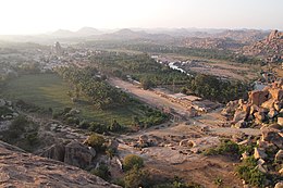 Hampi, Indie, Pohled na Hampi Bazaar z kopce Matanga.jpg