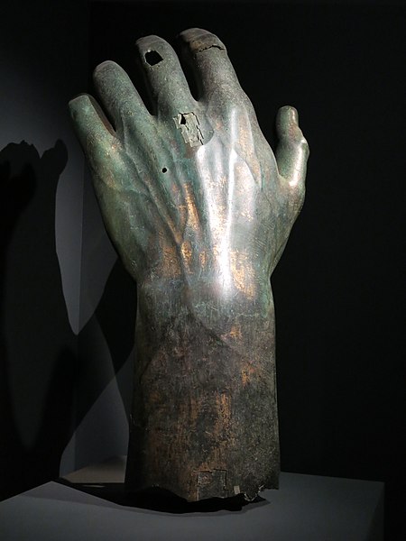 File:Hand of the monumental bronze statue of Constantine emperor 1.jpg