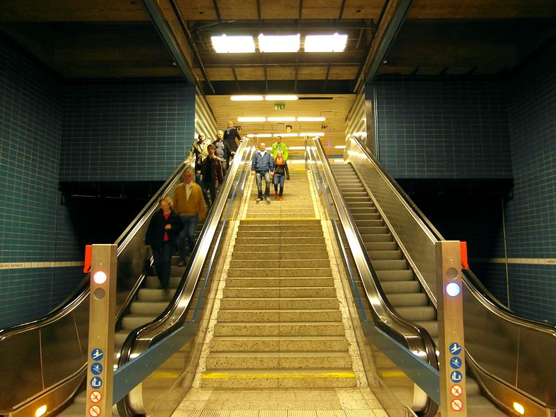 File:Harburg Rathaus - Hamburg - S-Bahn (13377643674).jpg