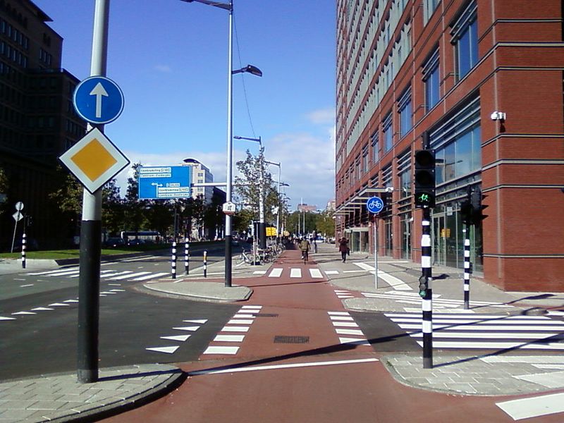 File:Hauptstraßenradweg - Main road cycle lane in Amsterdam.jpg