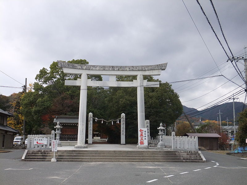 File:Hayatani Shrine 20121124-06.JPG