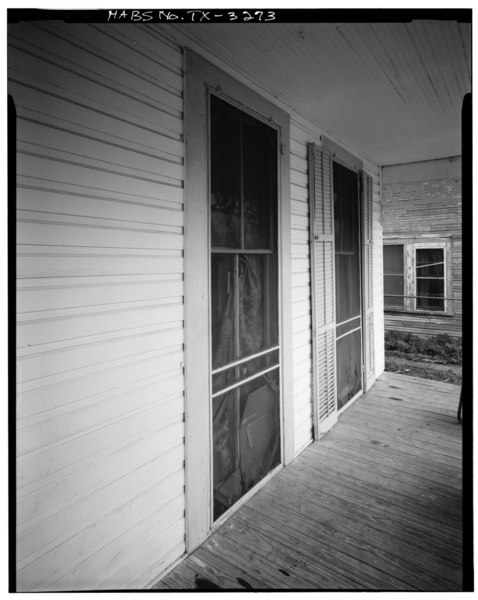 File:Historic American Buildings Survey, Bill Engdahl for Hedrich-Blessing, Photographers, February, 1979 FRONT WINDOW DETAIL. - Cross Family House, 911 East Madison Street, HABS TEX,31-BROWN,5-5.tif