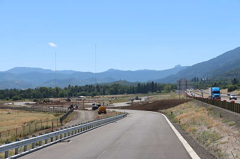 File:I-5 Siskiyou Rest Area Welcome Center looking south (35663808050).jpg