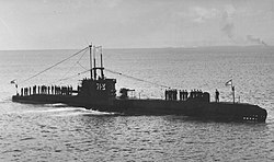 הצוללת אח"י תנין (צ-71) בעמדות כבוד לקראת כניסה לנמל חיפה, 16 בדצמבר 1959