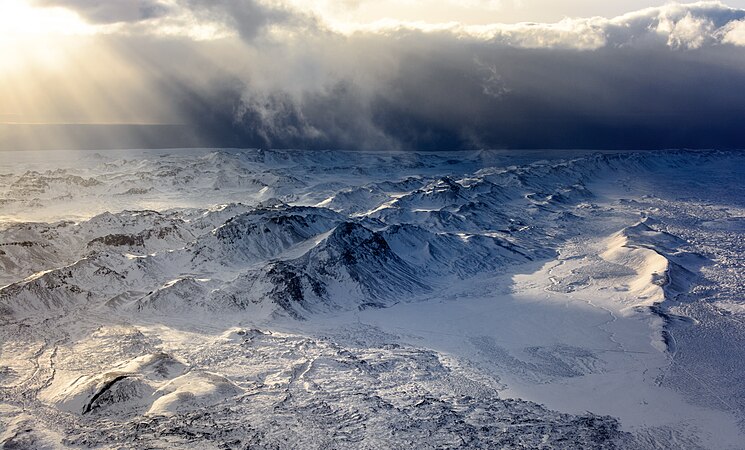 图为位于冰岛西南部由大西洋洋中脊造成的山脉。