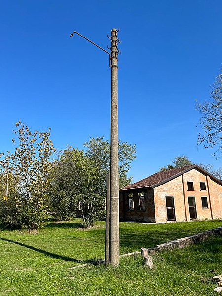 File:Illuminazione campo Fossoli.jpg