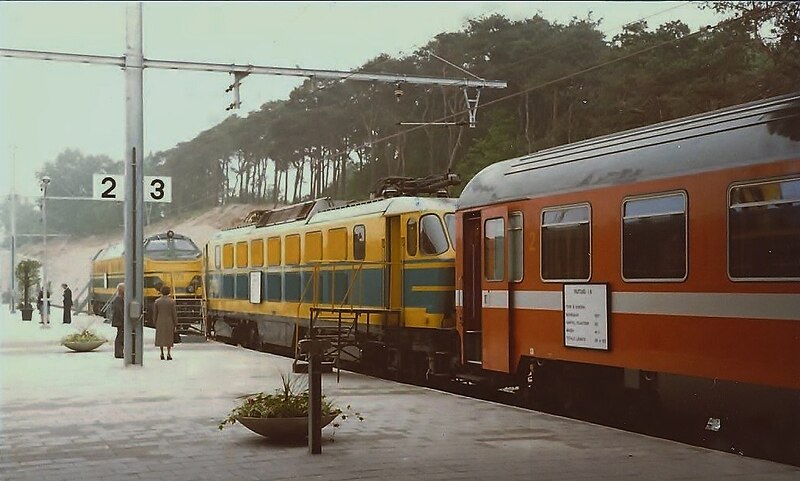 File:Inauguratie station Genk 1979 opstelling.jpg