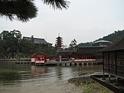 厳島神社拝殿の背後に見えるのが千畳閣と五重塔