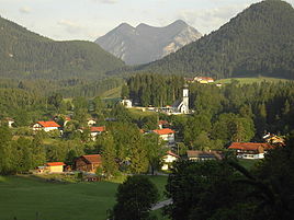 Dorf am frühen Morgen vor dem Herzogstand