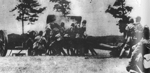 Japanilaisia sotilaita pommittamassa Wanpingia