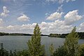 Jezioro widziane z pociągu na grobli w Janikowie
