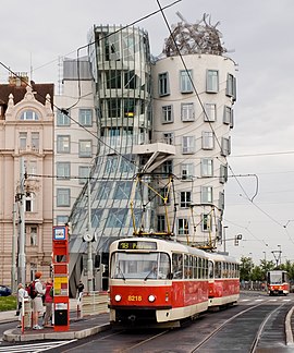 Súprava električiek Tatra T3R.P na zastávke Jiráskovo náměstí pred tancujúcim domom