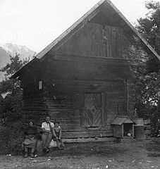 Kašča iz lesa brez podzidane kleti pri Pavelnovcu v Ruti 1951.jpg