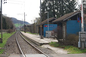 Covered shelter on side platform