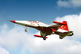 Un NF-5B de la patrouille acrobatique Türk Yıldızları de la force aérienne turque.