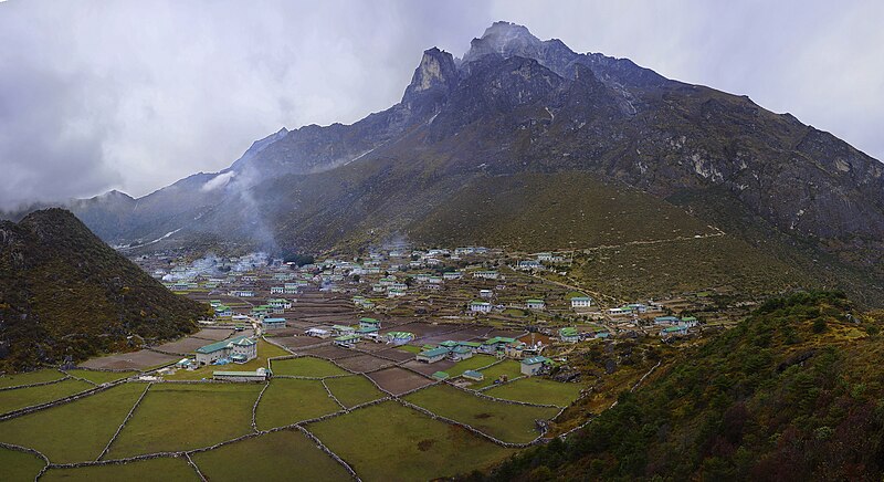 File:Khumjung and Khumbila.jpg