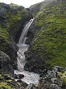 La chute de Klukkufoss, entourée d'orgues basaltiques.