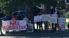 Saldırının ardından Türkiye'nin Washington, DC Büyükelçiliği önünde protesto gösterisi yapan gruplar, Washington, DC, ABD