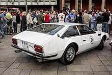 La prima vista posteriore della Lamborghini Jarama, che mostra i cerchi in magnesio smontati in stile Miura