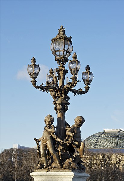 File:Lampadaire ronde des Amours Gauquié Pont Alexandre III Paris.jpg