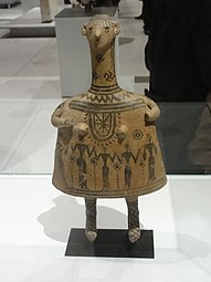 Petite idole-cloche de Béotie, H. 33 cm. Ronde de femmes. Vers 700. Louvre